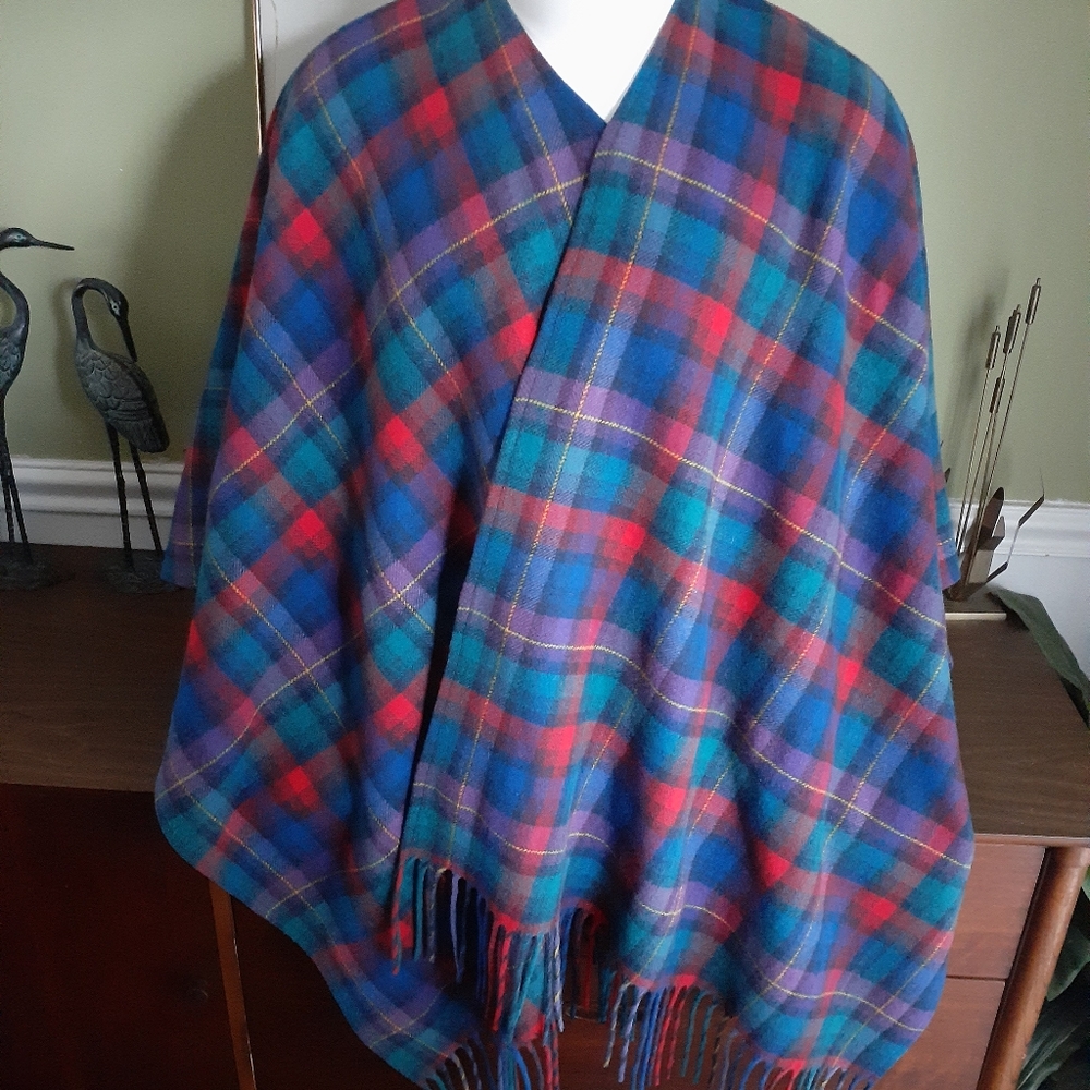Vtg Pendleton plaid wool wrap/shawl/cape with fringe